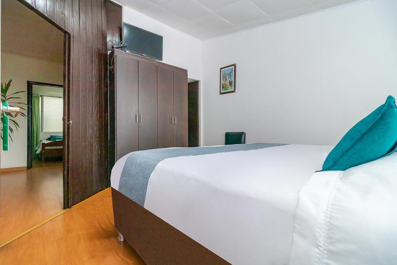 Ayenda 1080 Bogota Alpes Castellana Bed & Breakfast Exterior photo